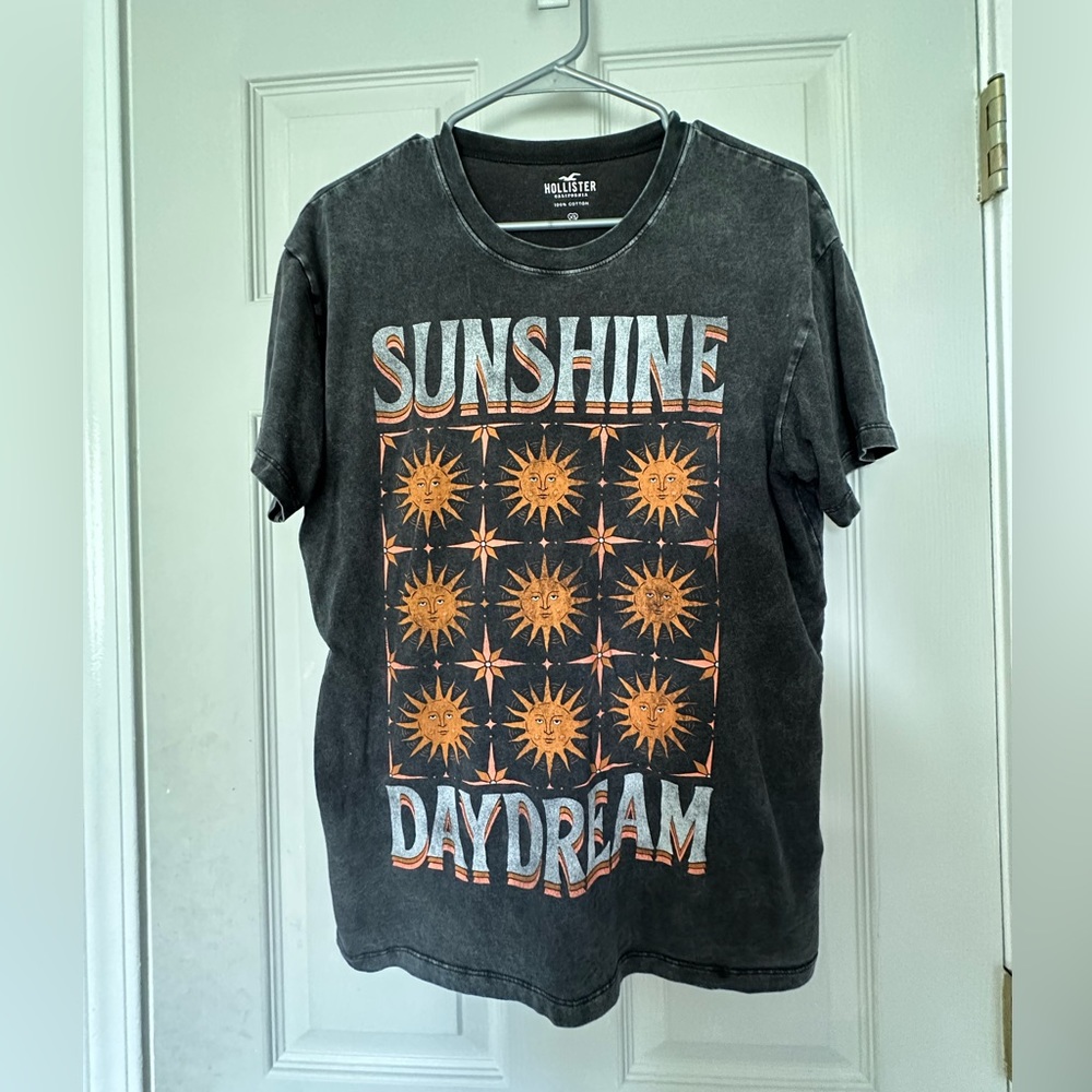 Hollister Graphic Tee